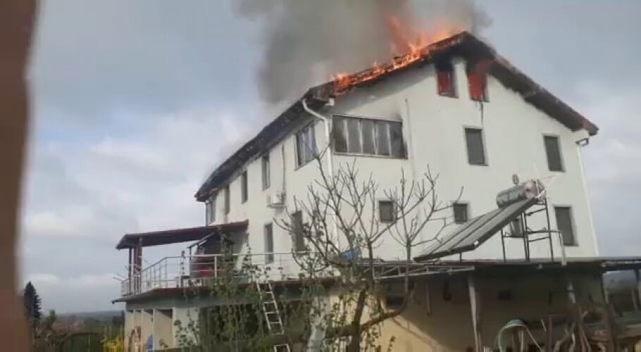 Alev alev yanan ev itfaiyenin müdahalesiyle söndürüldü Bizim Sakarya