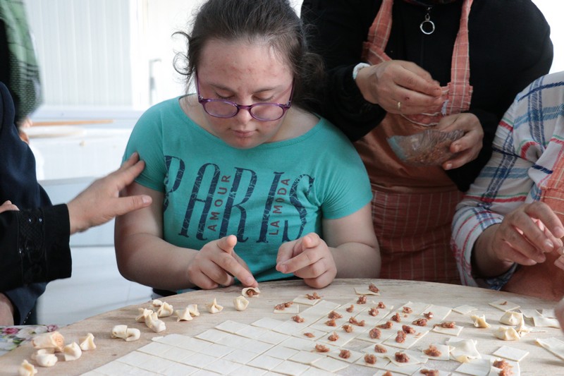 İşitme engelli kadınlar, ihtiyaç sahiplerinin yüzünü güldürmek için kolları sıvadı