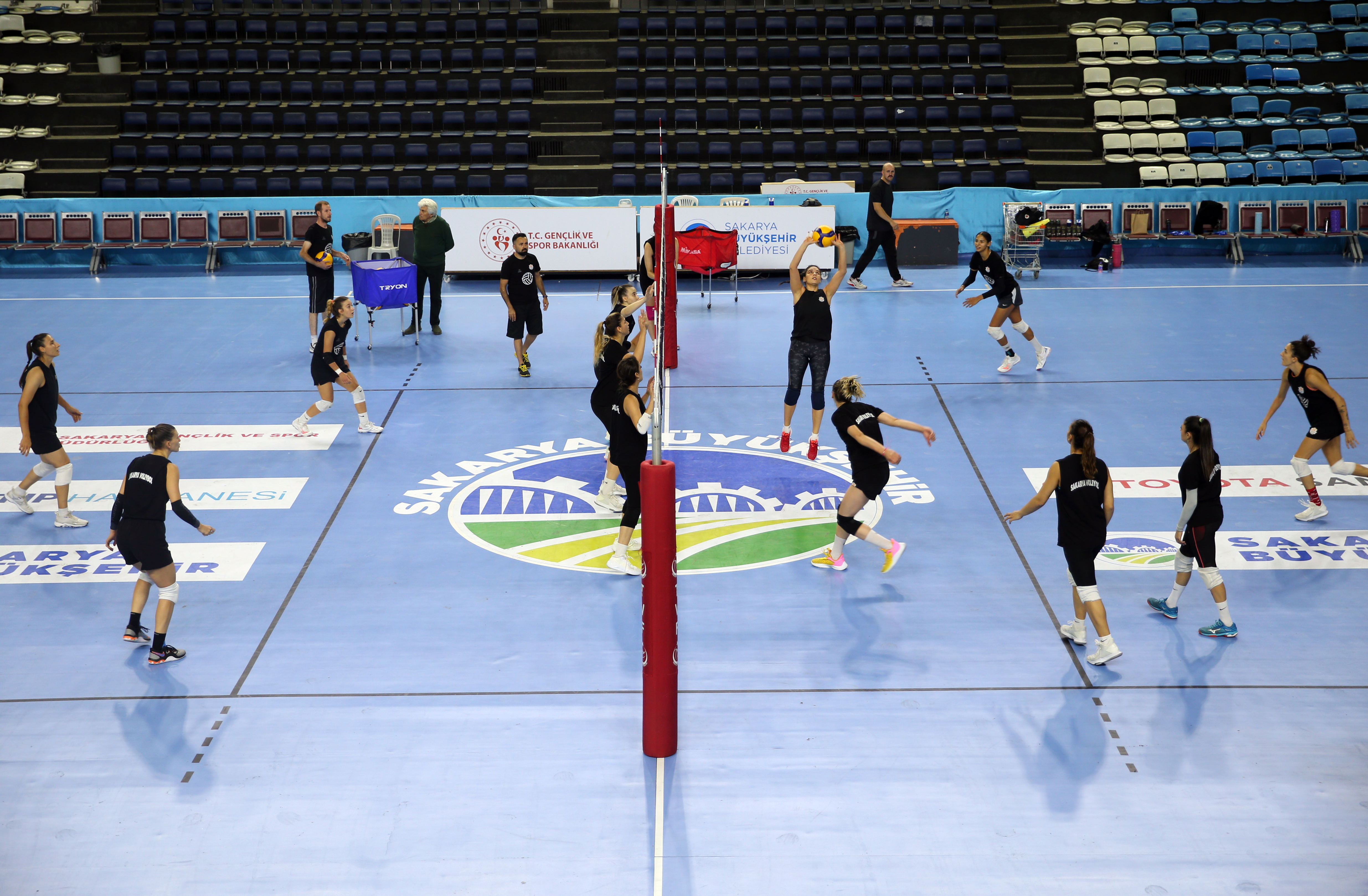 AA-20221010-29116830-29116825-SAKARYA_VOLEYBOL_SULTANLAR_LIGINE_YUKSELMEYI_HEDEFLIYOR