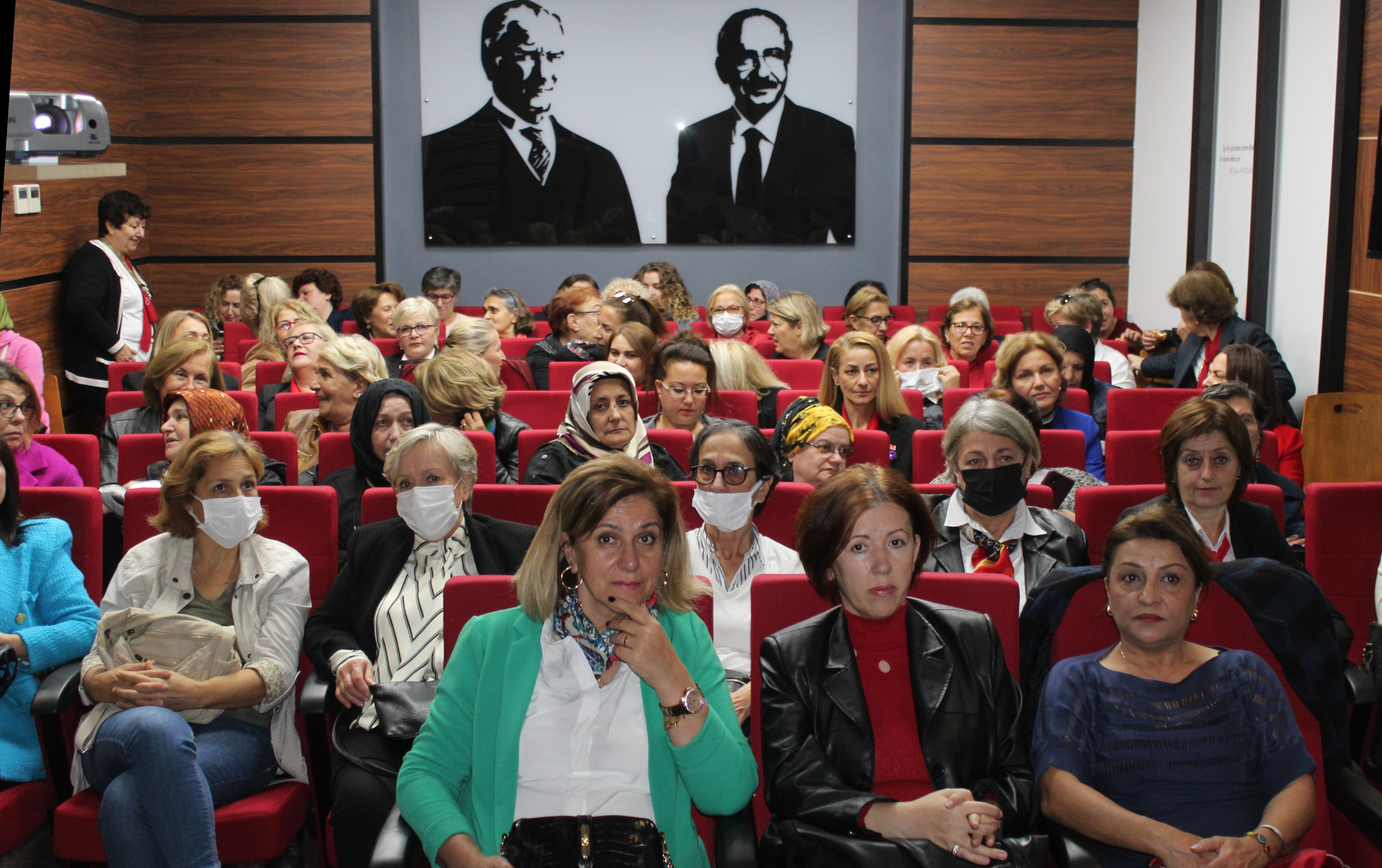 CHP Kadın Kolları Genel Başkanı Nazlıaka, Sakarya'da partililerle buluştu