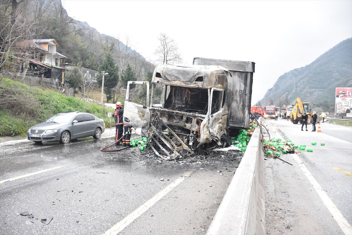 Aa 20260323 40908031 40908023 Sakaryada 3 Aracin Karistigi Trafik Kazasinda 2 Kisi Yaralandi (1)
