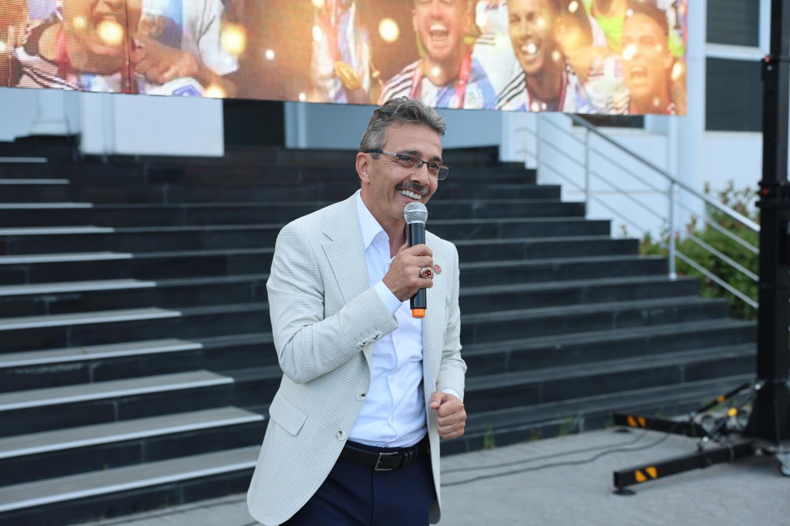 Bi̇nlerce Vatandaş Türki̇ye Avustralya Maçini Erenler Beledi̇yesi̇’nde Bi̇rli̇kte İzledi̇ (1)