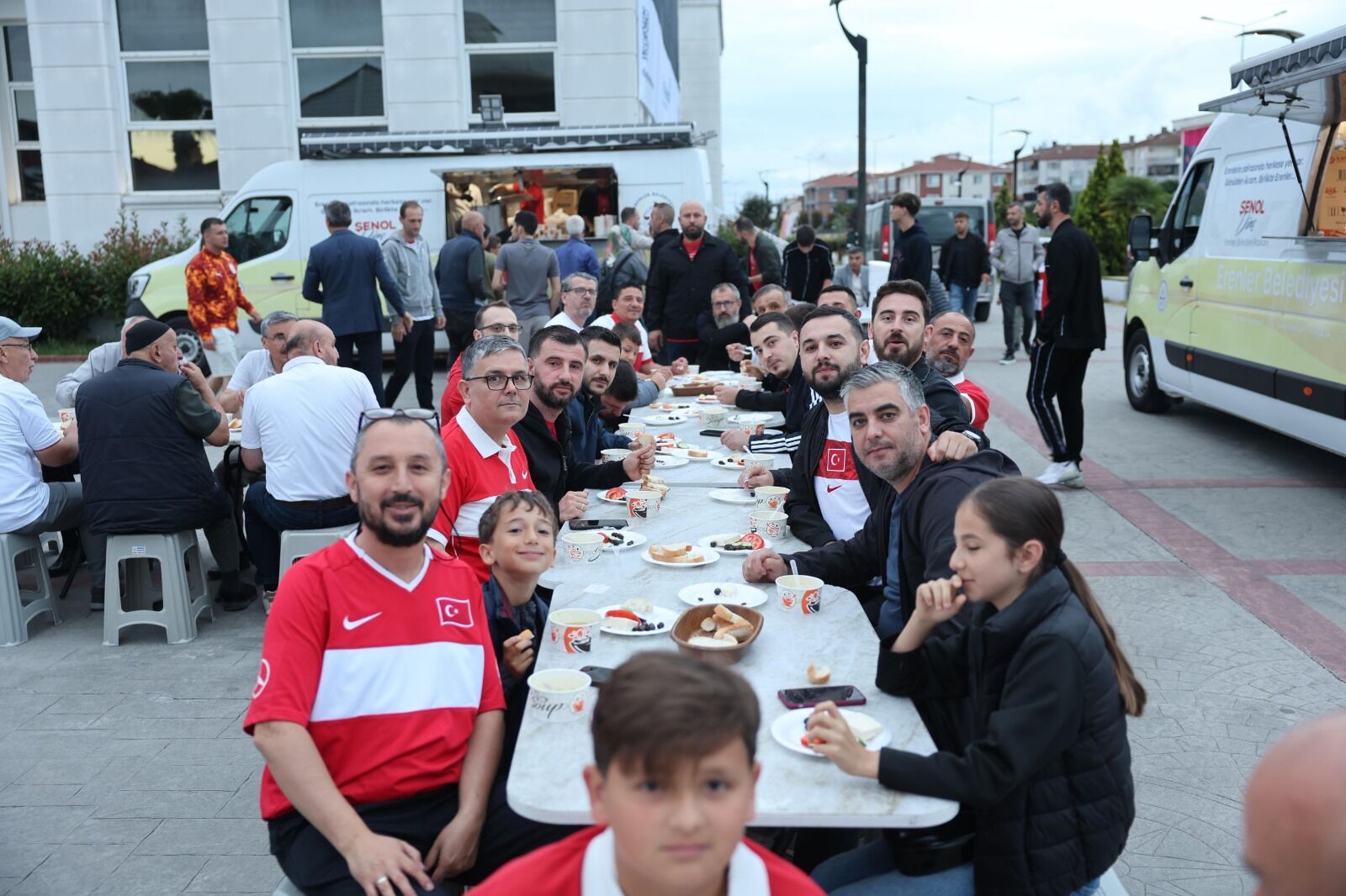 Bi̇nlerce Vatandaş Türki̇ye Avustralya Maçini Erenler Beledi̇yesi̇’nde Bi̇rli̇kte İzledi̇ (10)