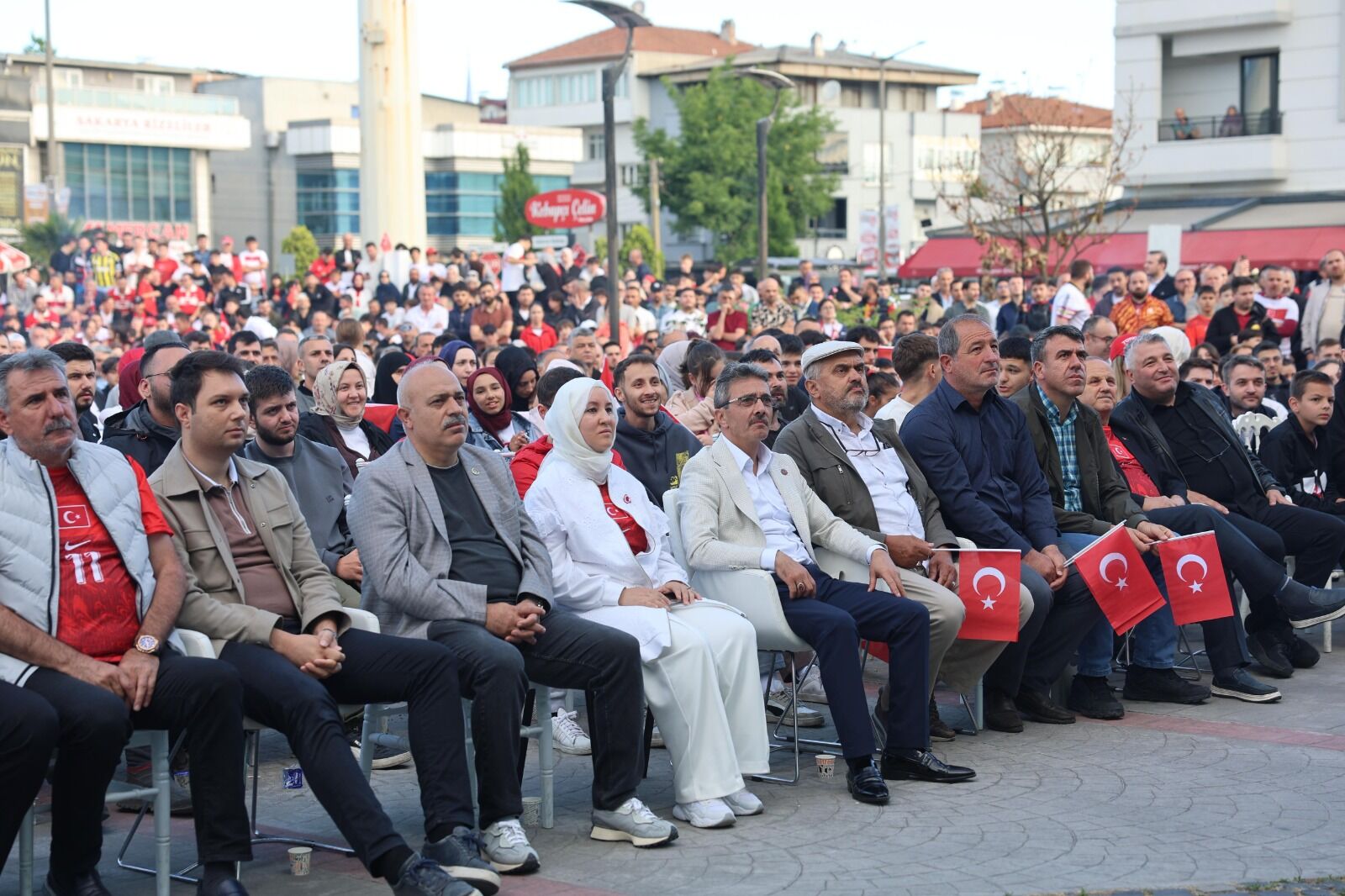 Bi̇nlerce Vatandaş Türki̇ye Avustralya Maçini Erenler Beledi̇yesi̇’nde Bi̇rli̇kte İzledi̇ (12)