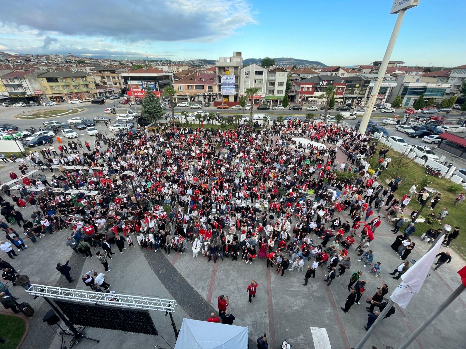Bi̇nlerce Vatandaş Türki̇ye Avustralya Maçini Erenler Beledi̇yesi̇’nde Bi̇rli̇kte İzledi̇ (3)