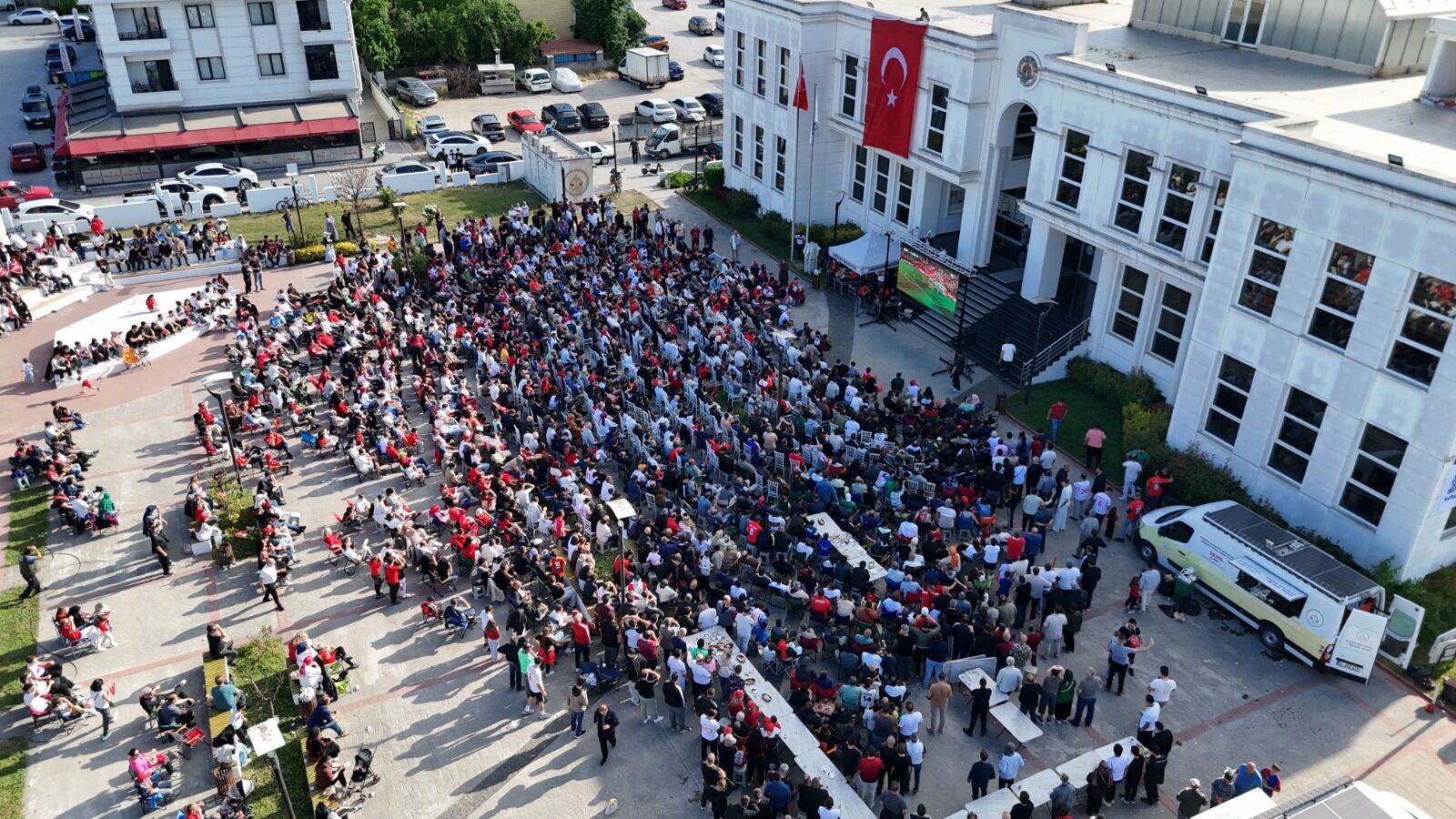 Bi̇nlerce Vatandaş Türki̇ye Avustralya Maçini Erenler Beledi̇yesi̇’nde Bi̇rli̇kte İzledi̇ (8)
