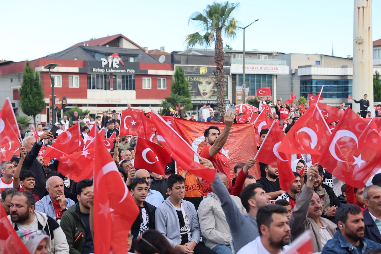 Bi̇nlerce Vatandaş Türki̇ye Avustralya Maçini Erenler Beledi̇yesi̇’nde Bi̇rli̇kte İzledi̇ (9)