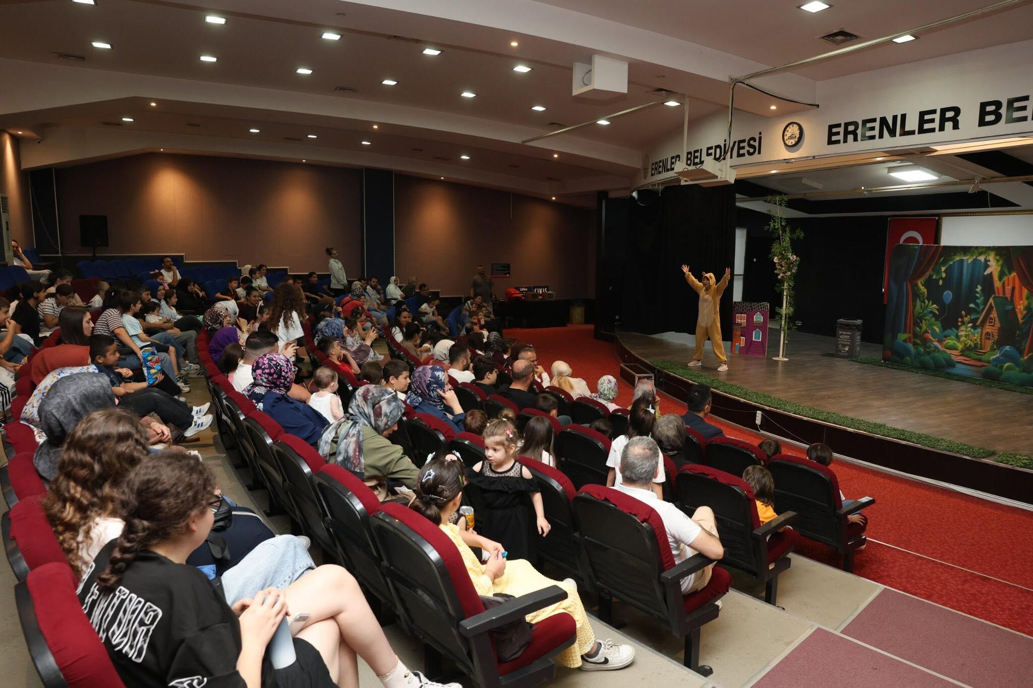 Erenler’de Çocuklar Ti̇yatro Programinda Buluştu (5)