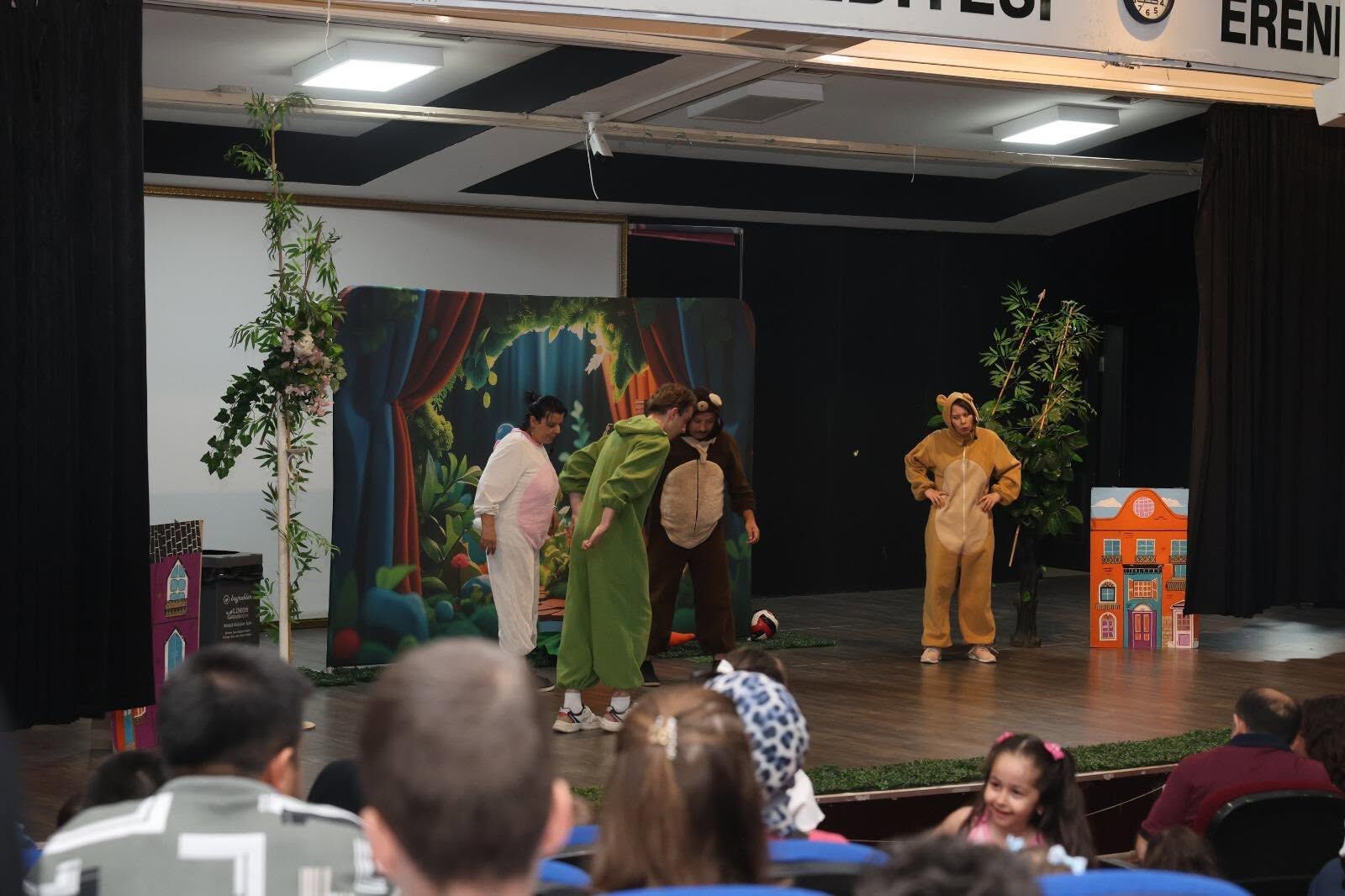 Erenler’de Çocuklar Ti̇yatro Programinda Buluştu (6)