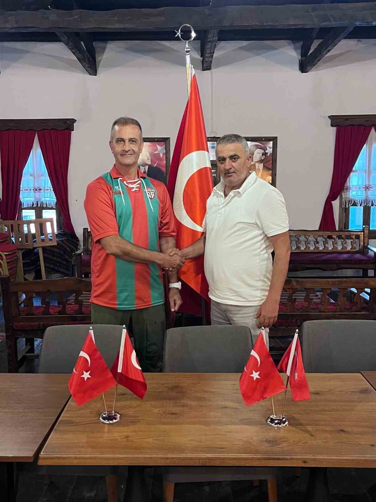 Osmanelispor 'İmparator' lakaplı Hasan Kol ile 'yola devam' dedi