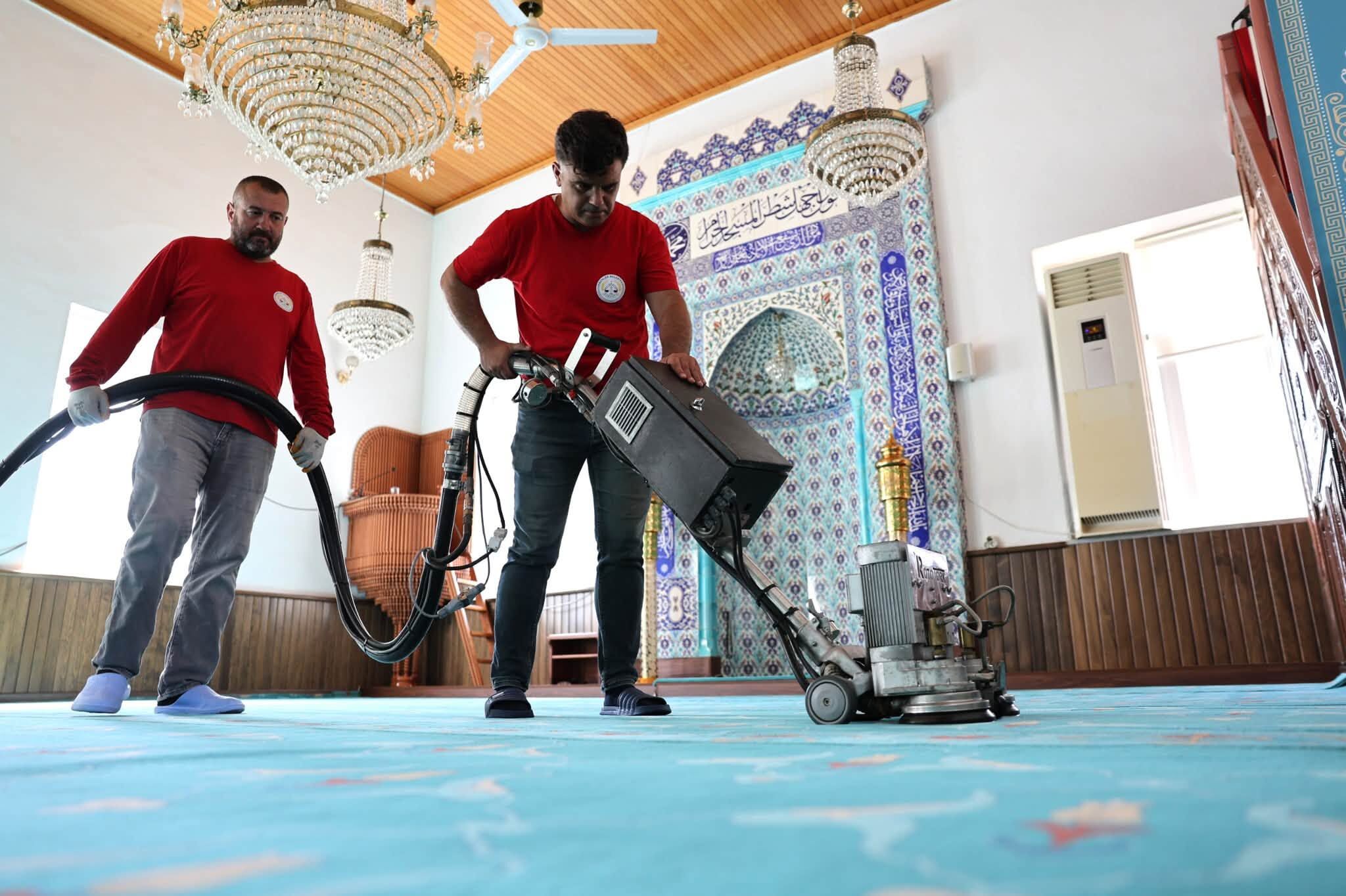 Erenler’i̇n Cami̇leri̇nde Temi̇zli̇k Çalişmalari Sürüyor (2)