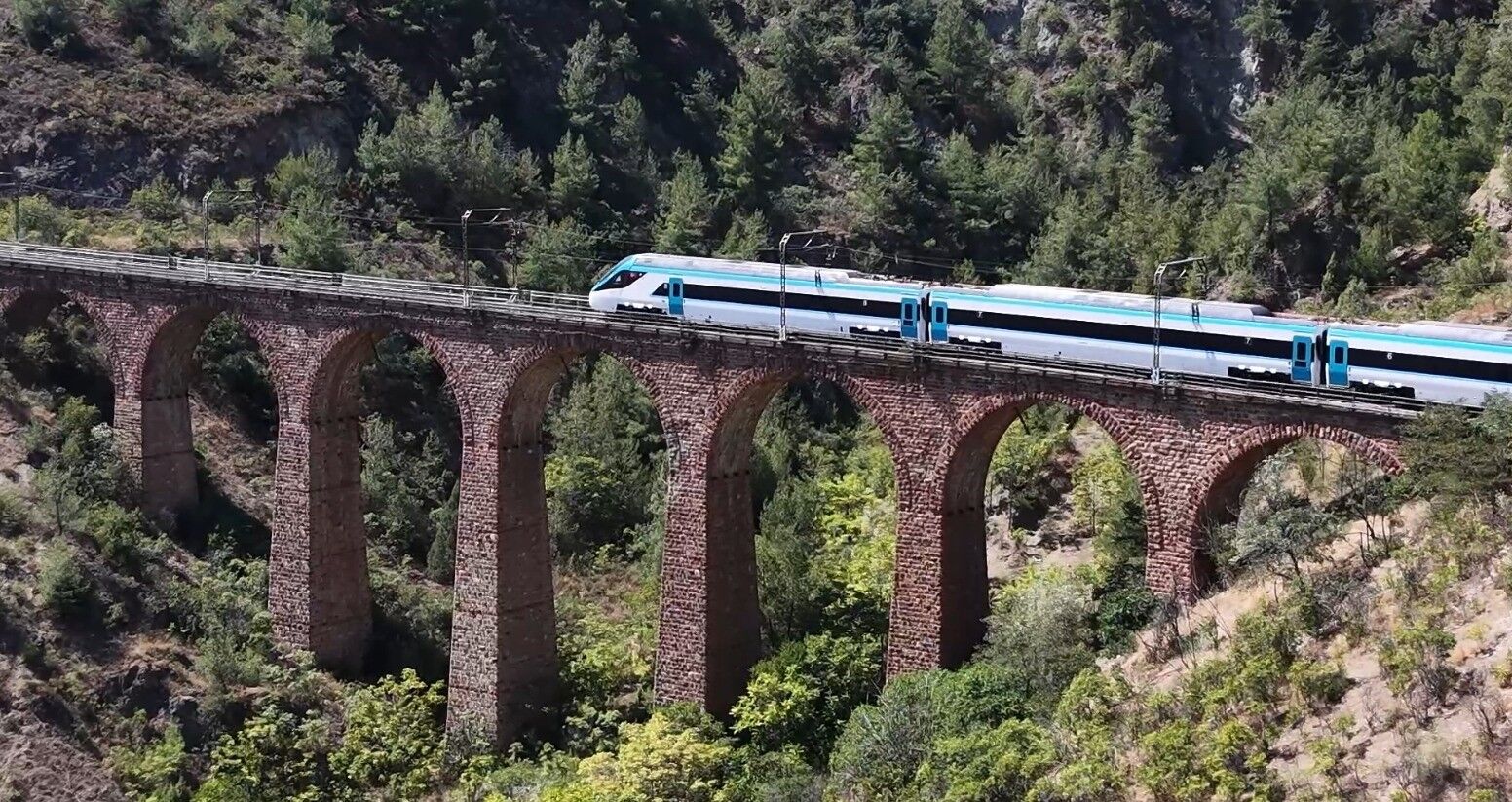 Sakarya'da üretilen Milli Elektrikli Hızlı Tren 250 kilometre hıza ulaştı