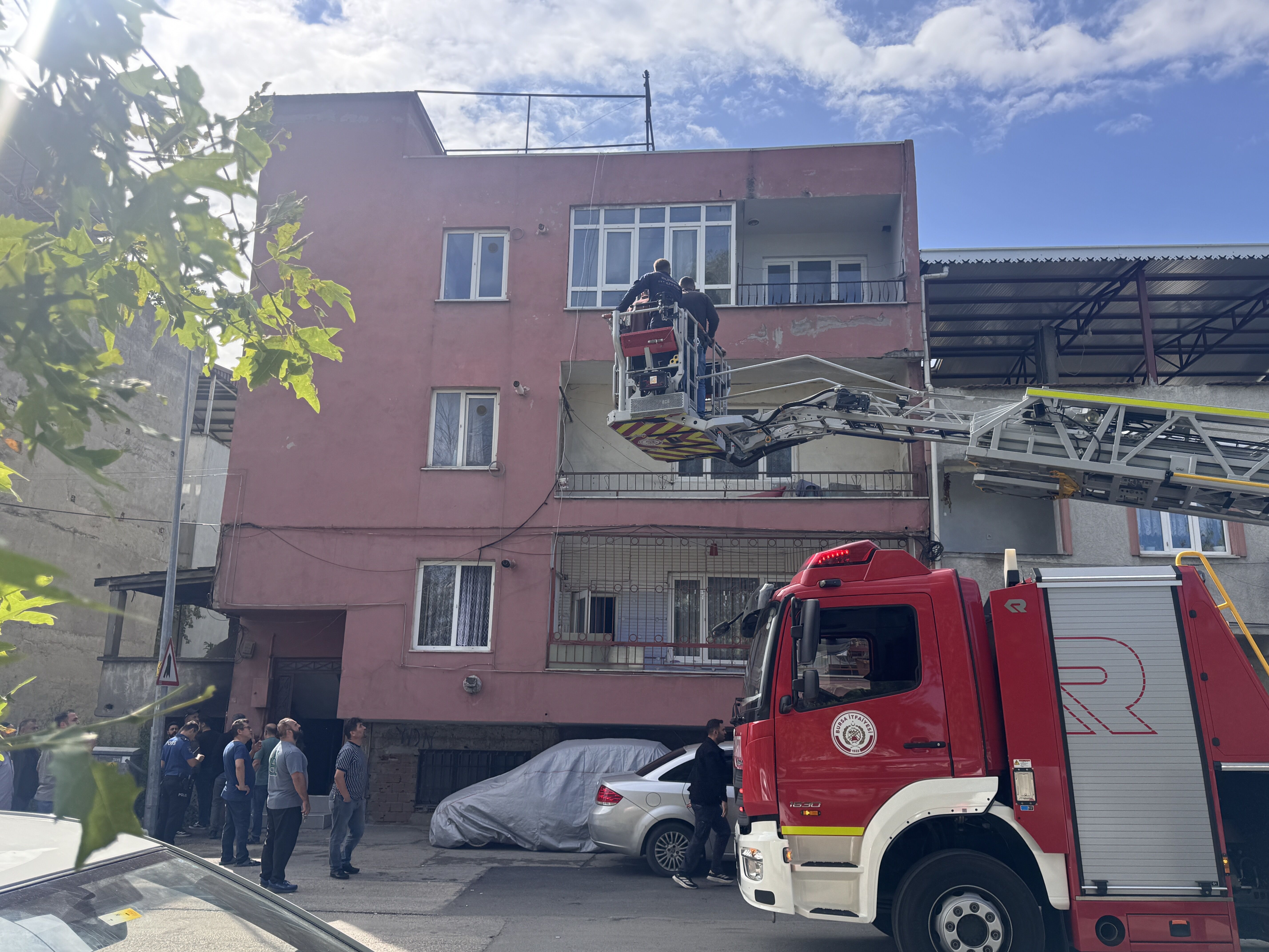 Hastanede yatmamak için direnen psikiyatri hastası polisin balkondan müdahalesiyle yakalandı