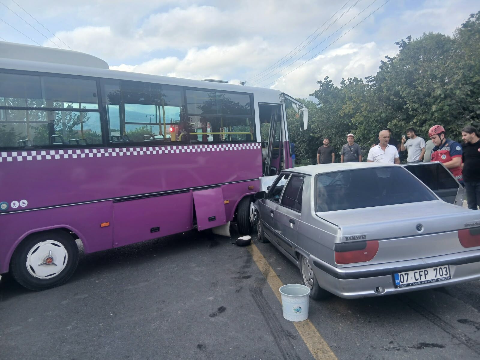 Halk otobüsüyle otomobil çarpıştı: 6 yaralı!