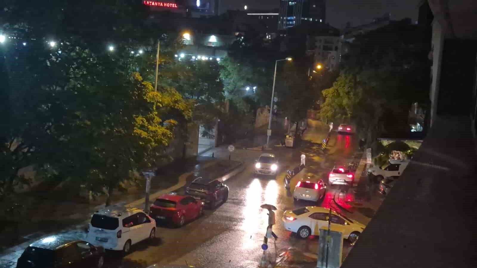 Ankara'da sağanak etkili oldu, sokaklar göle döndü