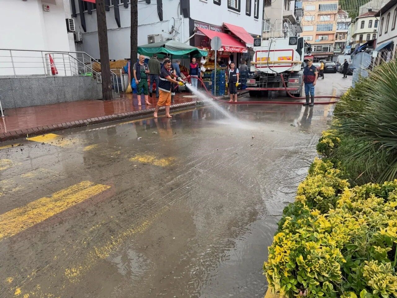 Ayancık'ta yoğun yağış sonrası temizlik çalışması