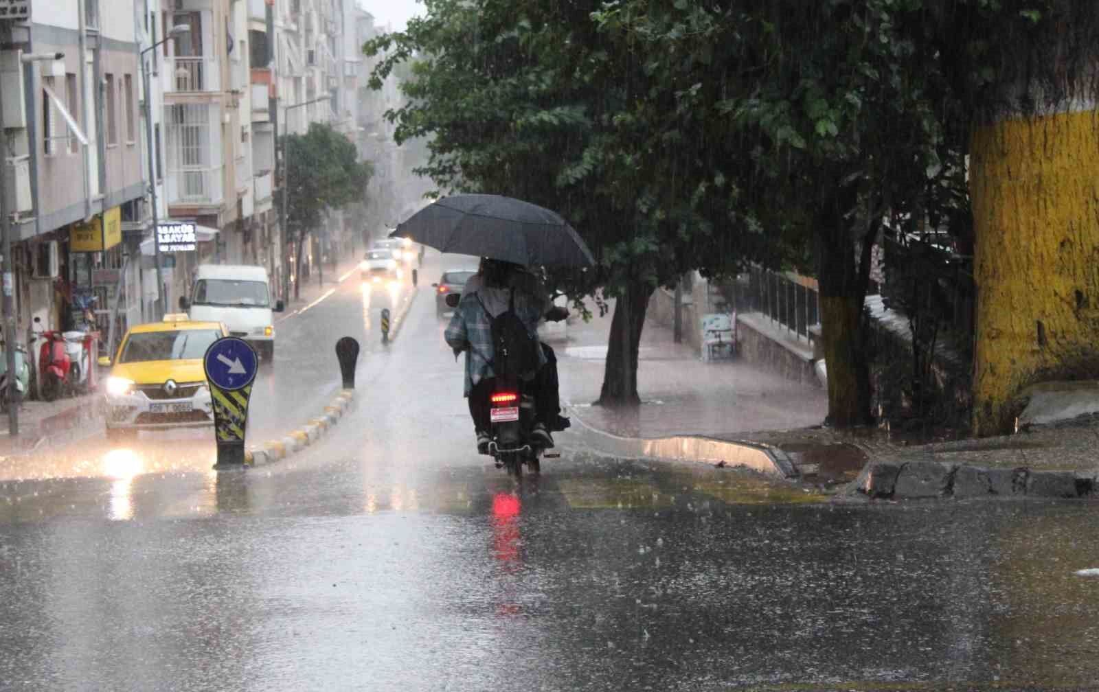 Aydın'da sağanak yağış etkili oldu