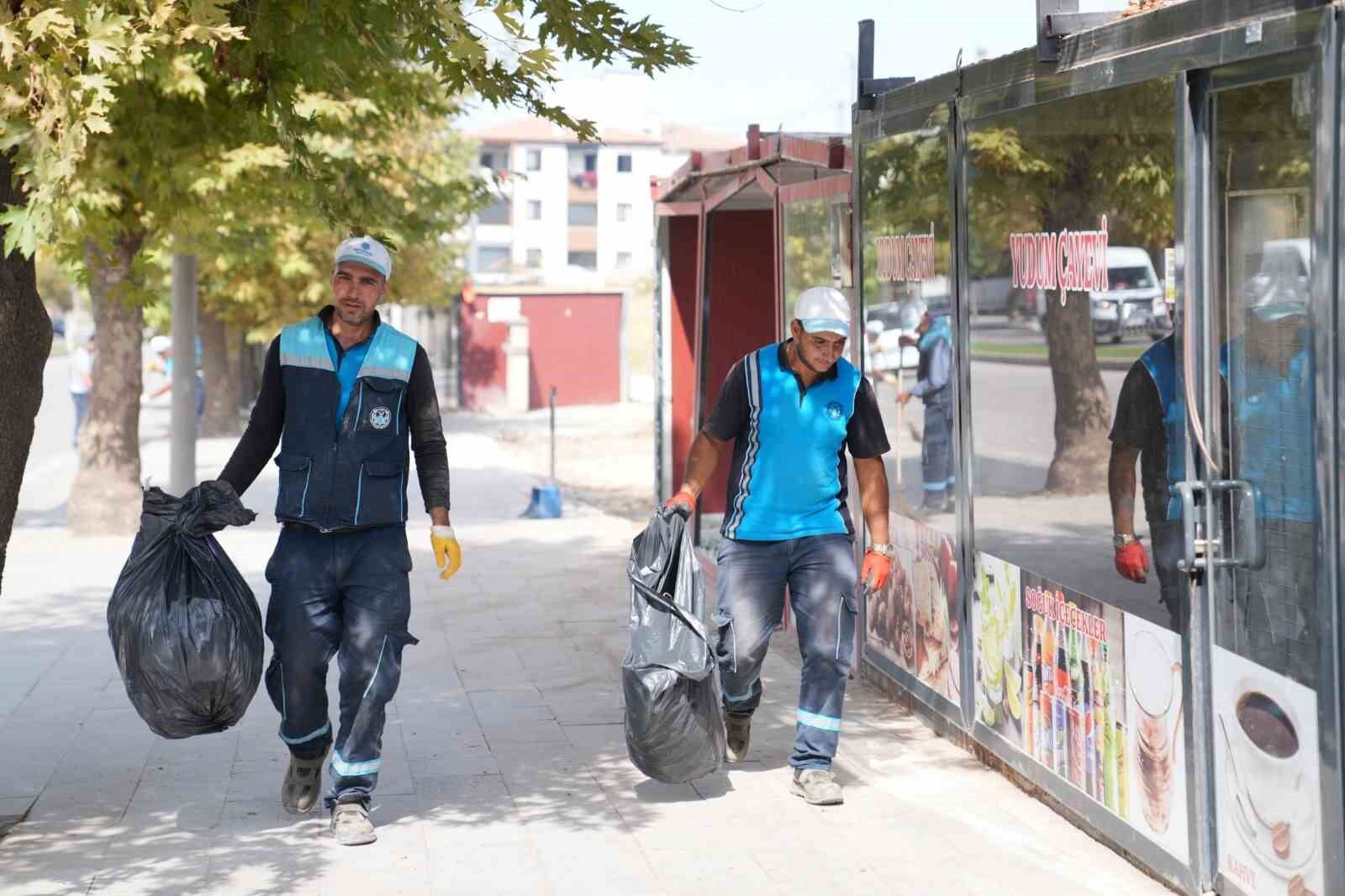 Battalgazi Belediyesi konteynerlerin kaldırıldığı alanları temizliyor