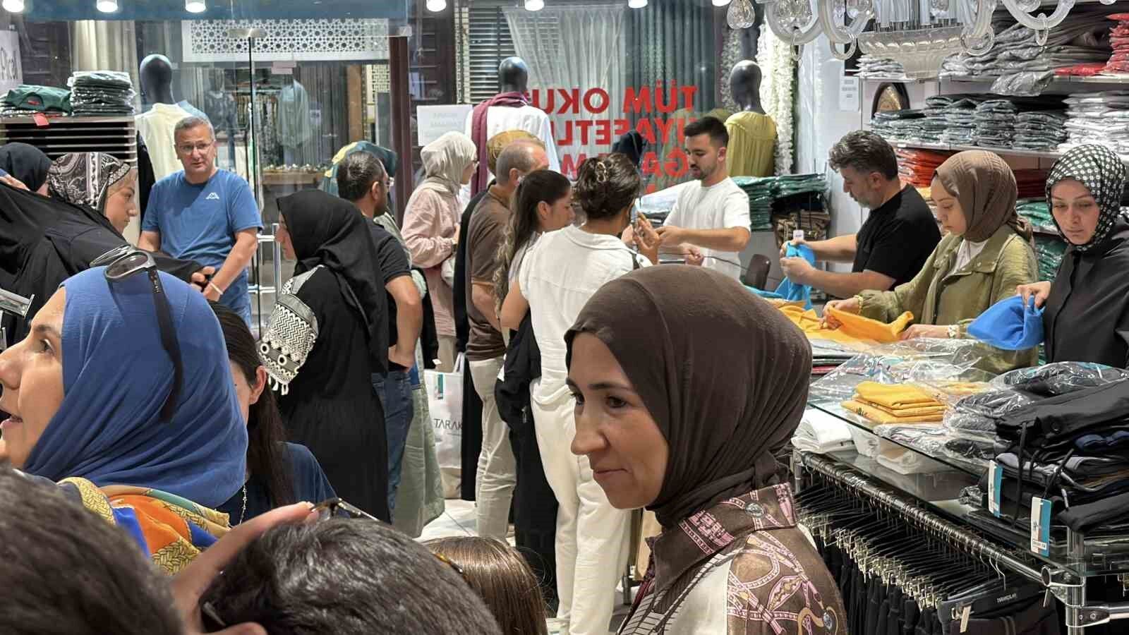 Bolu'da aileler okul öncesi alışverişinde: İğne atsan yere düşmez