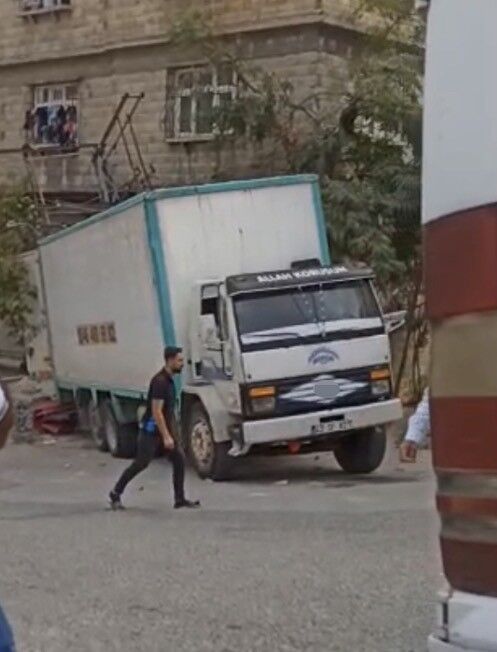 Gaziantep'te freni boşalan kamyon elektrik direği ve eve çarparak durabildi
