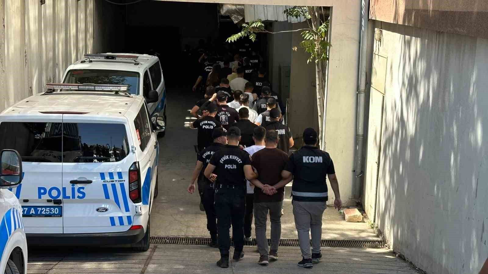 Gaziantep'te organize suç örgütüne yönelik operasyonda 28 şüpheli adliyeye sevk edildi