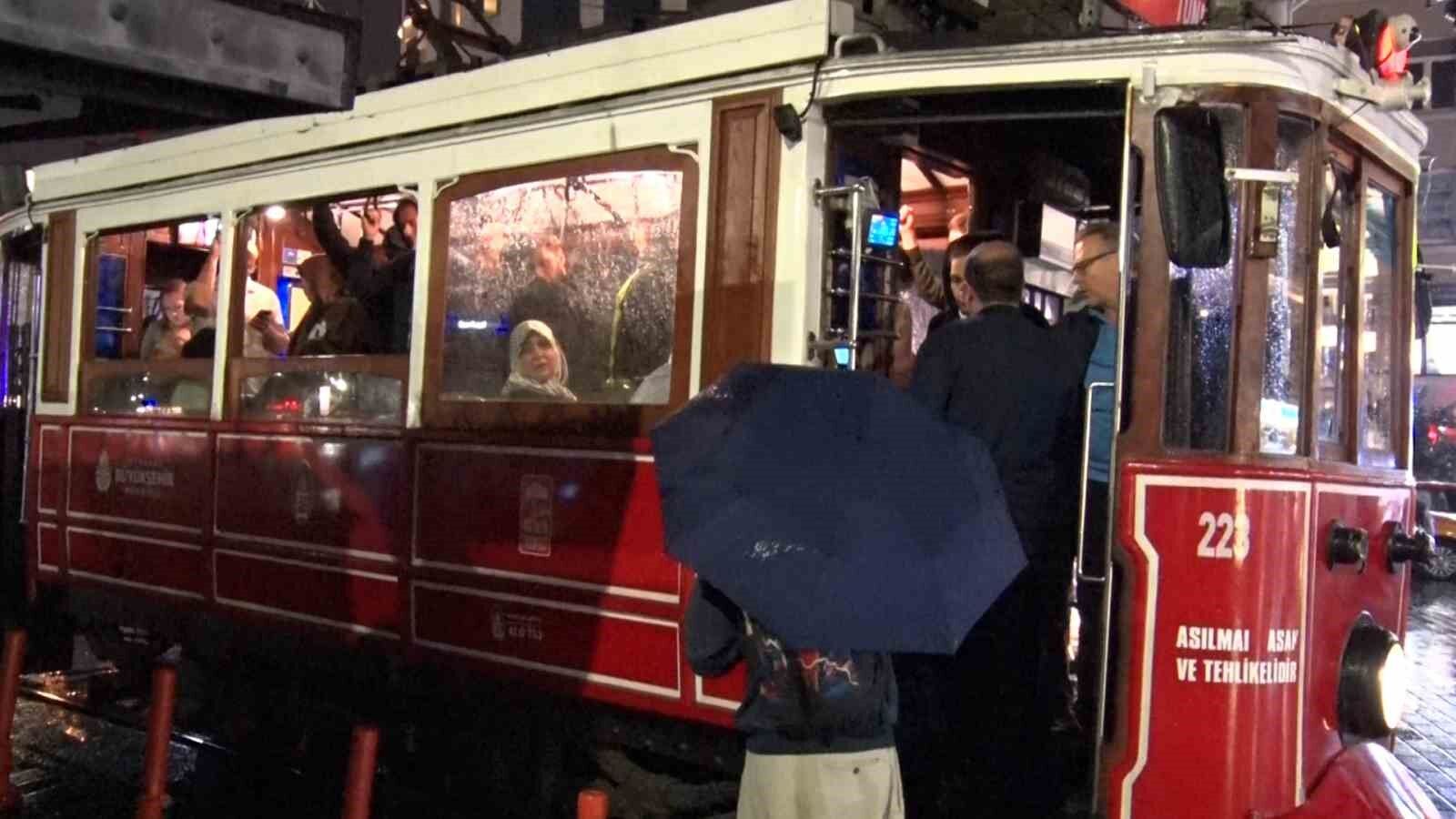 İstanbul'da etkili olan sağanakta vatandaşlar tramvaya sığındı