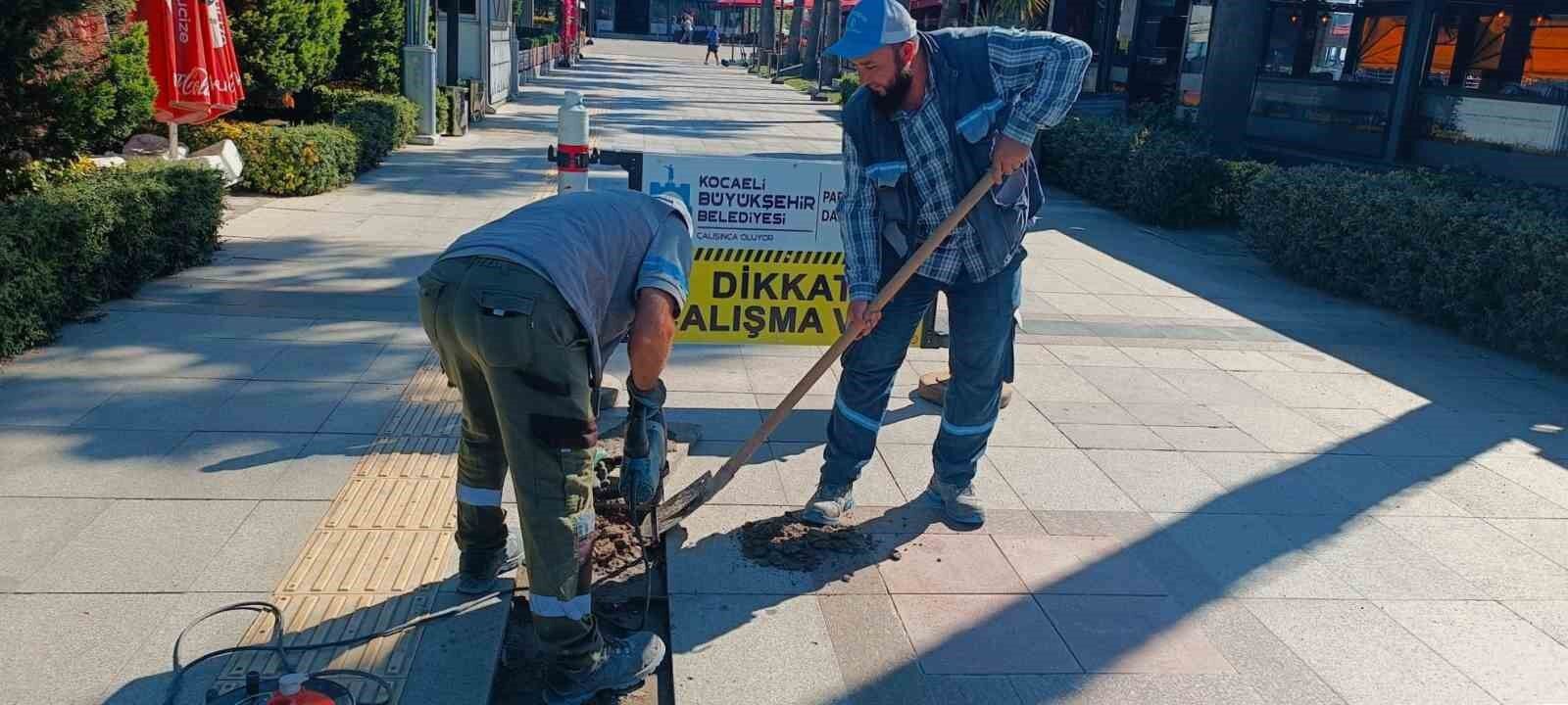 İzmit'te yürüyüş yolları ve kaldırımlar onarılıyor