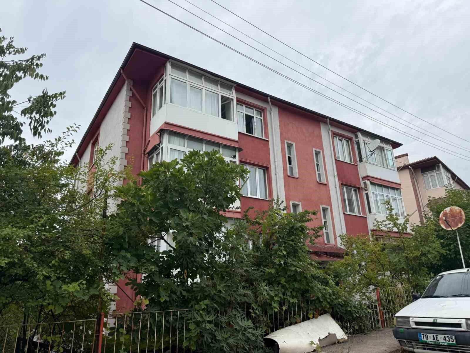 Karabük'te 3. kattan düşen Afganistanlı öğrenci hastaneye kaldırıldı