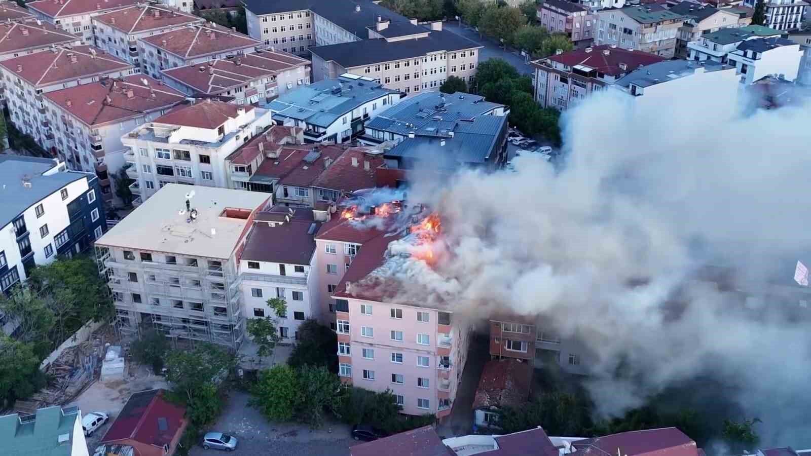 Kocaeli'de binanın çatısı alev alev yandı