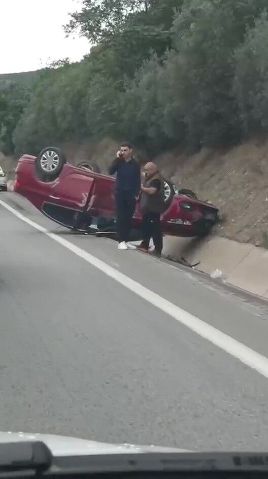 Kocaeli'de kontrolden çıkan otomobil takla attı