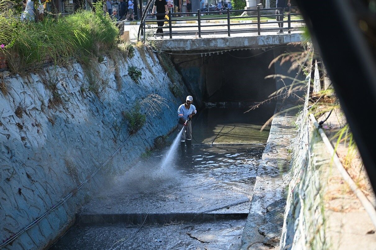 Kuşadası'nda Damlacık Deresi temizlendi