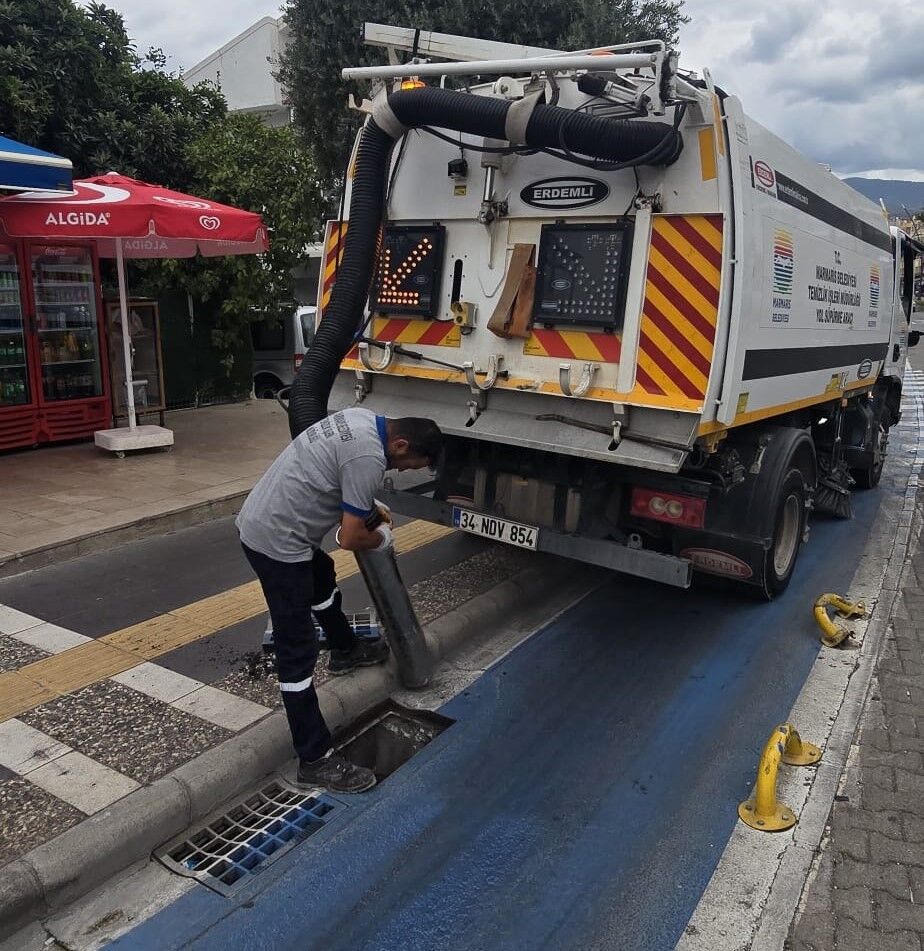 Marmaris'te ızgara ve mazgallarda temizlik çalışması yapıldı