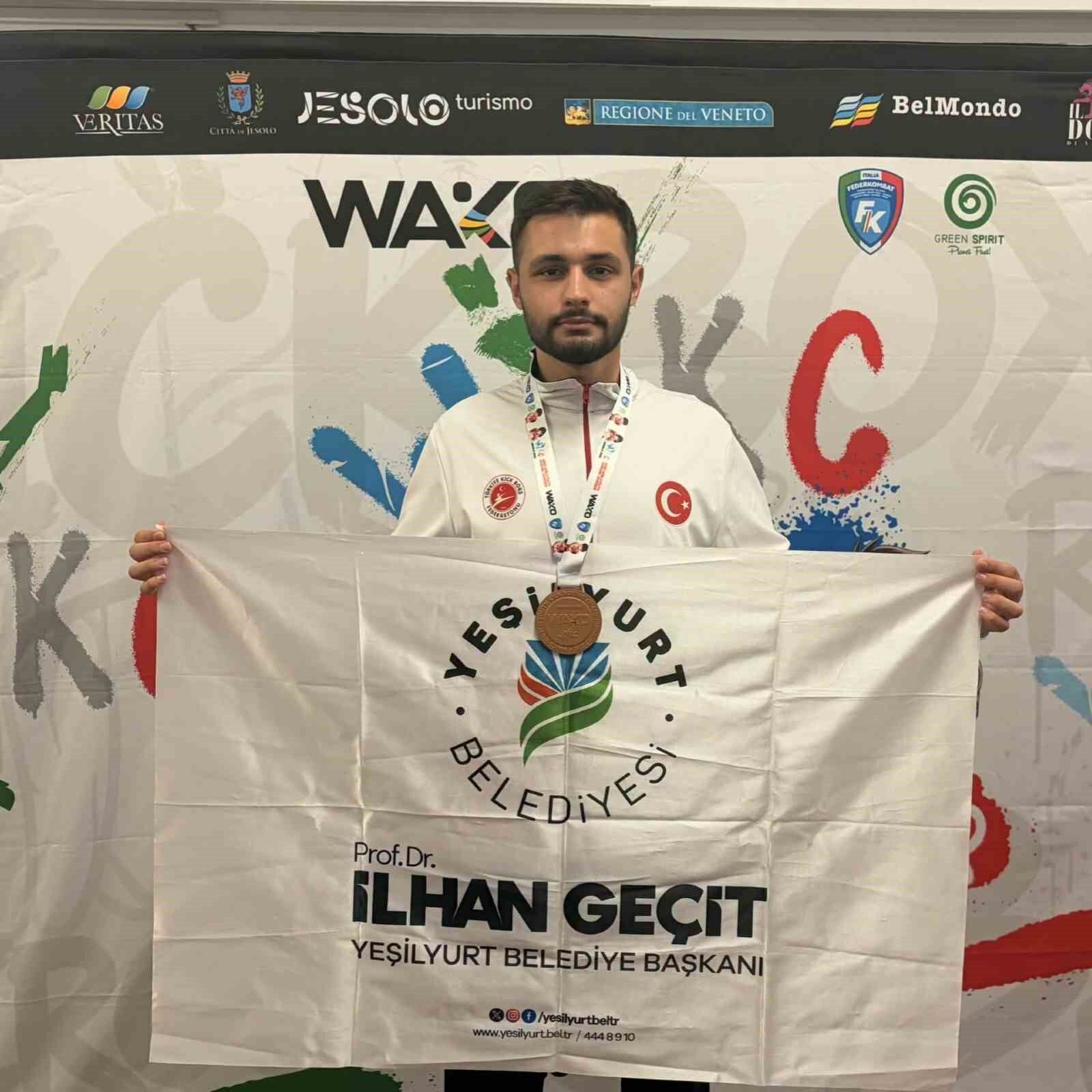 Yeşilyurt Belediyesporlu Ömer Faruk Yılmaz dünya üçüncüsü oldu