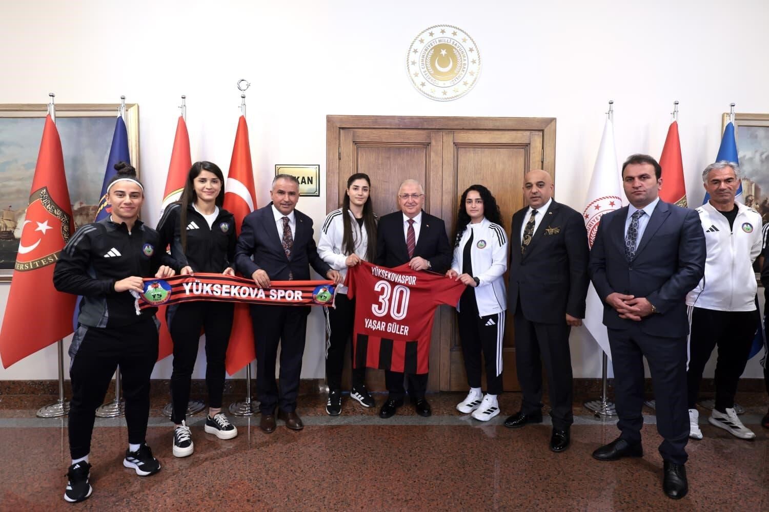 Yüksekova Spor Kadın Futbol Takımı'ndan Bakan Güler'e ziyaret