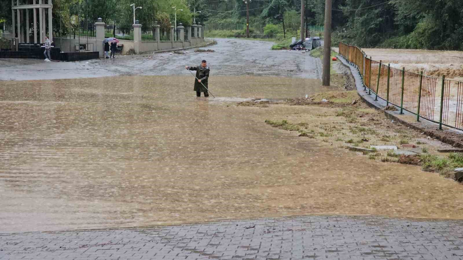 Zonguldak'ta sağanak sonrası dere taştı, sanayi sitesini su bastı