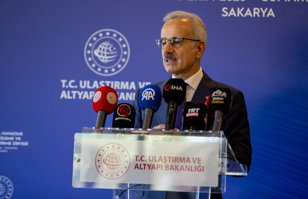 Bakan Uraloğlu, Sakarya'da havacılık zirvesinde konuştu...