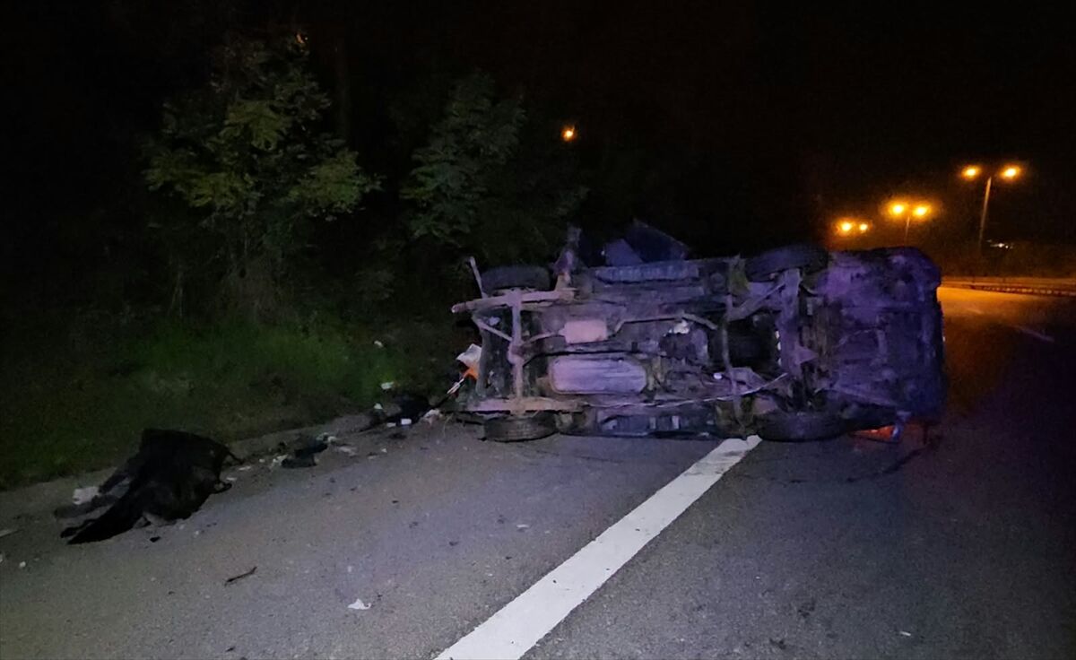 Sakarya'da kaza sonrası yol kenarında bekleyen sürücü tırın çarpması sonucu öldü