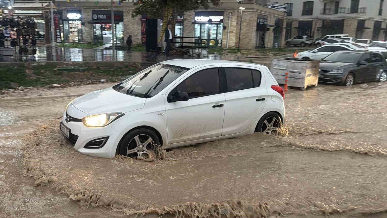 Adıyaman'da sağanak yağış hayatı olumsuz etkiledi