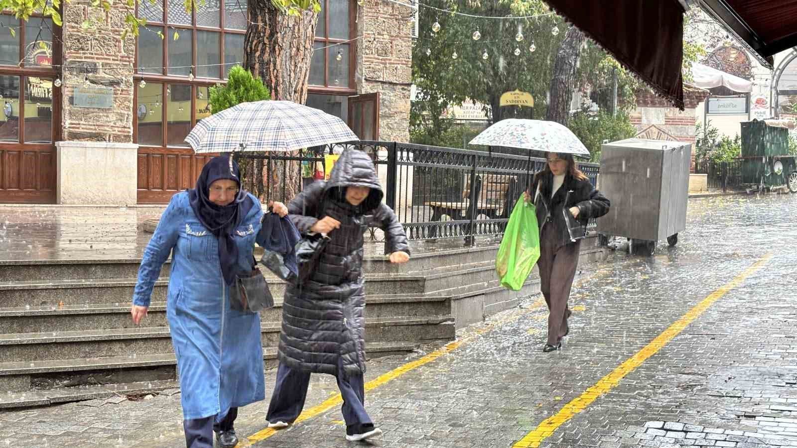 Bursa'da sağanak başladı fırtına uyarısı geldi: Rüzgar 80 kilometreye ulaşacak