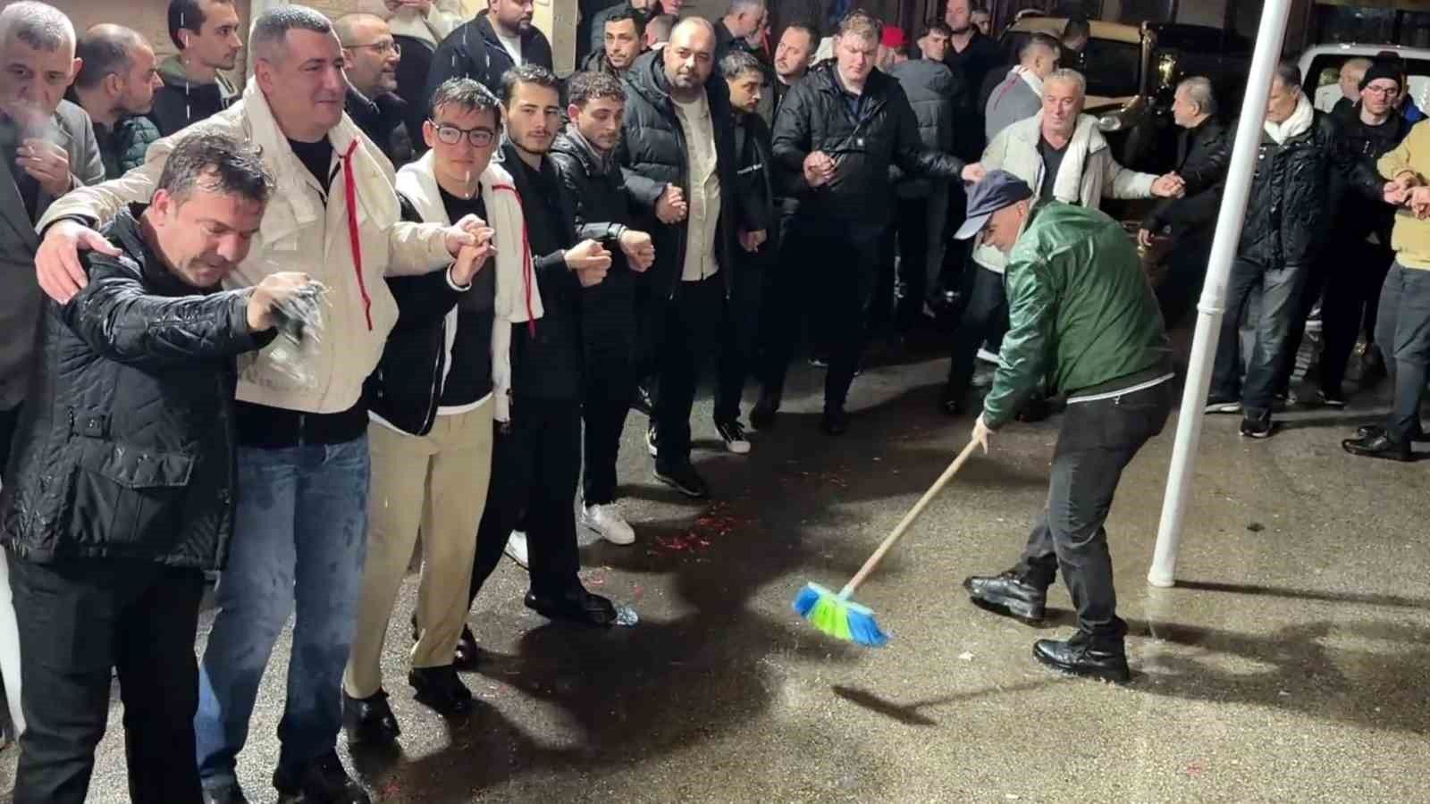 Bursa'da yağmur altında Arnavut damat coşkusu