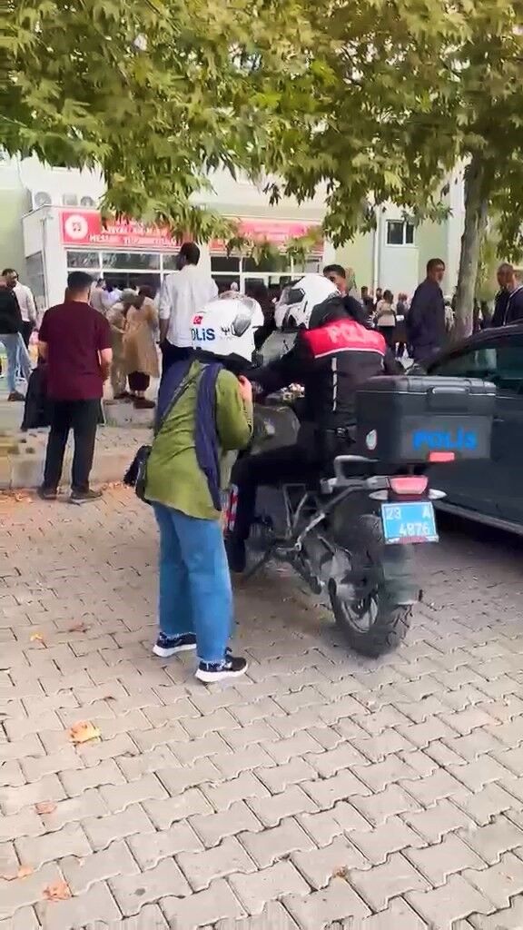 Elazığ'da KPSS'ye geç kalanlar, polisler tarafından yetiştirildi