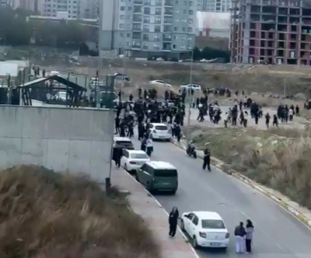 Esenyurt'ta bir lisede öğrenciler arasında henüz belirlenemeyen bir nedenle kavga çıktı. Olay yerine polis ve sağlık ekipleri sevk edildi.
