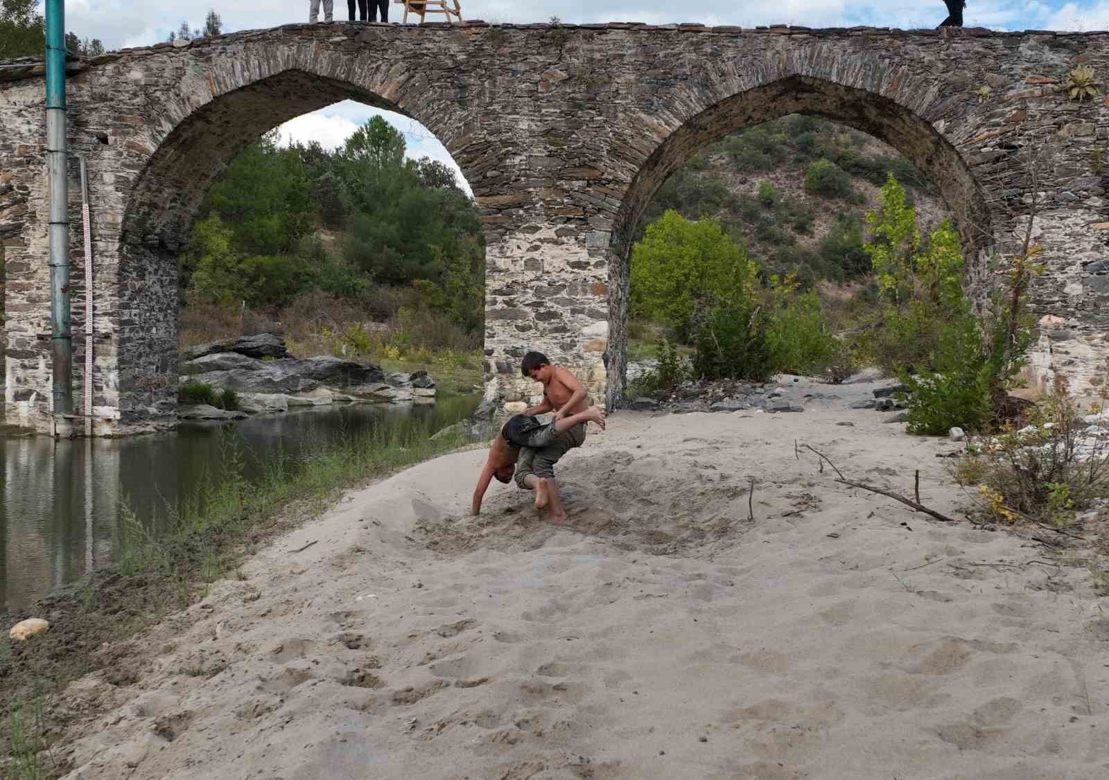 Gençler spor yaparken Gördes'in tarihini de keşfetti