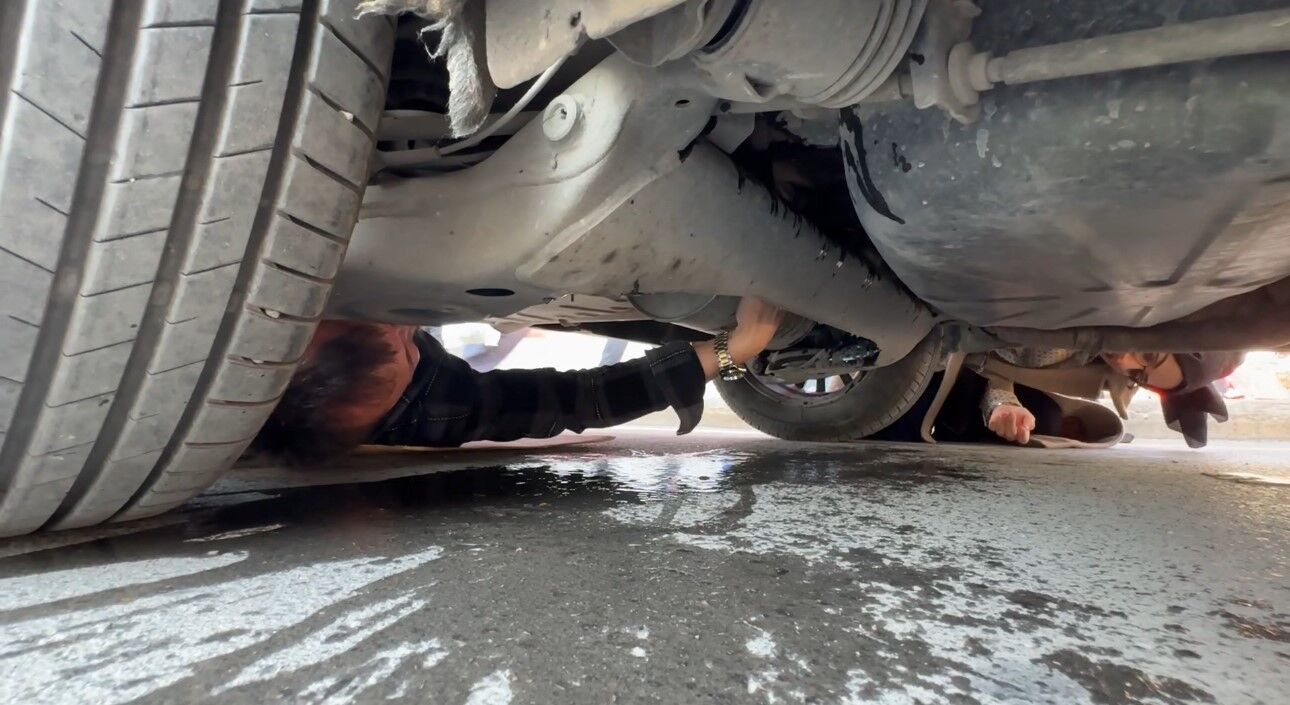 Karabük'te ticari taksinin altına giren yavru kedi kurtarıldı