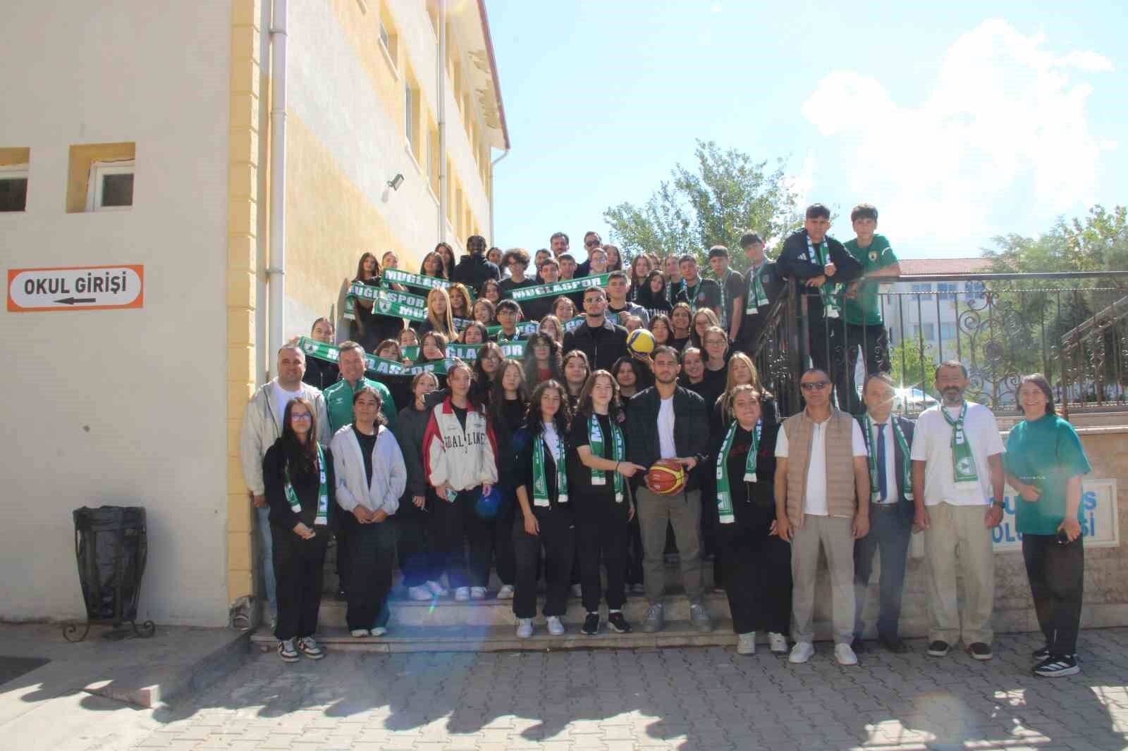 Muğlaspor oyuncuları, Turgut Reis Anadolu Lisesi'nde gençlerin sorularını yanıtladı