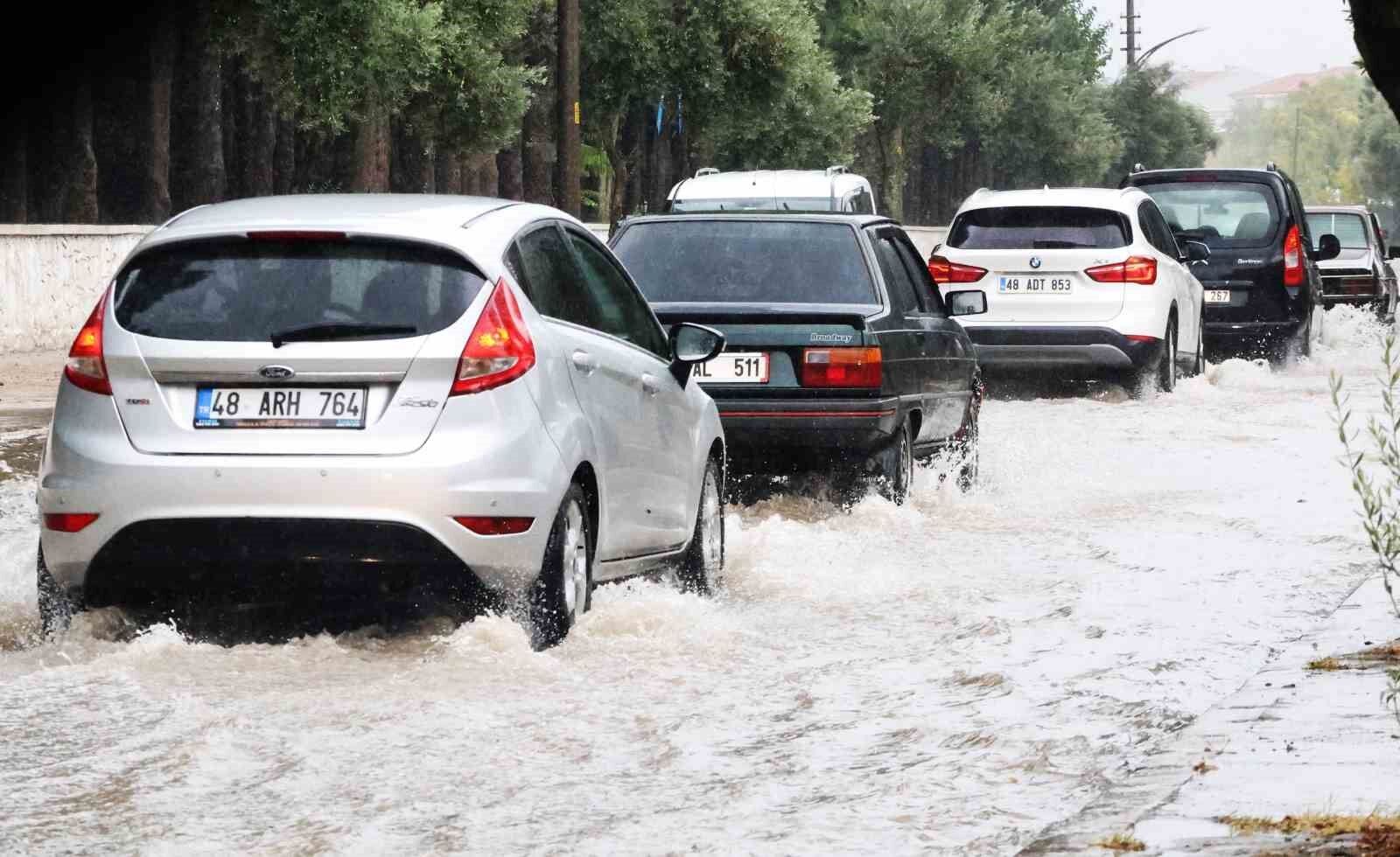 Muğla'ya gök gürültülü sağanak yağışuyarısı