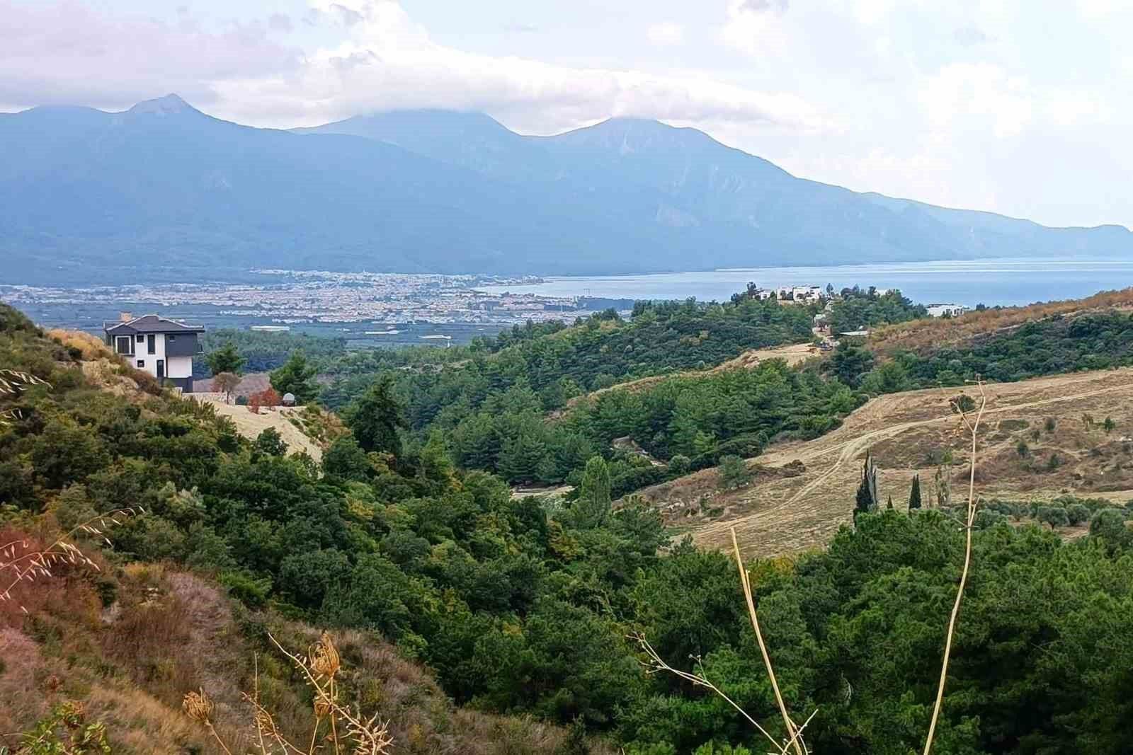 Toskana'ya benzetilen doğal alan çöplerden temizlendi