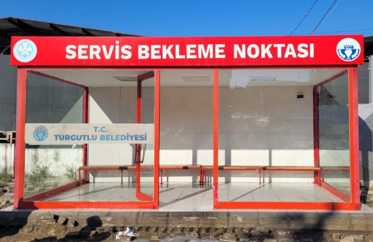 Turgutlu'daki servis durakları temizlenirken vatandaşlara da çağrıda bulunuldu