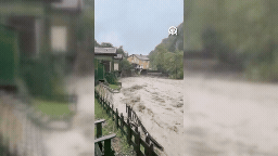 Sağanak nedeniyle dere kenarındaki iki katlı ev yıkıldı