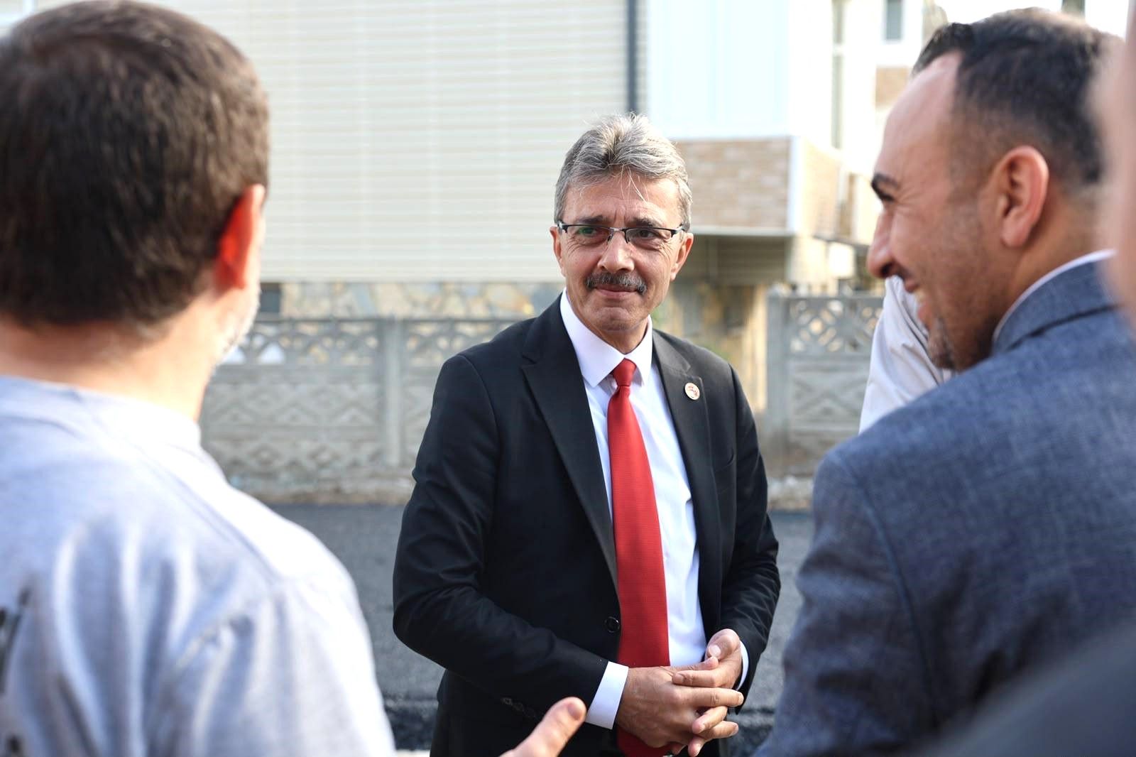 Erenler Beledi̇yesi̇ Ertuğrul Gazi̇ Caddesi̇ni̇ Asfalt İle Yeni̇li̇yor (5)